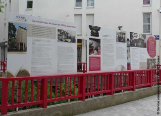 Les panneaux de l'exposition sur le bibliothèque